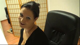 Geile MILF fingert sich amateur am Schreibtisch ab