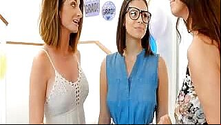 College teen licked by busty MILF before she graduates